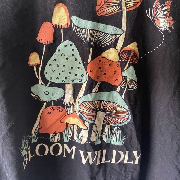 Bloom widly Black Graphic Tee with Mushroom Design Women's Size 2x - Picture 2 of 4